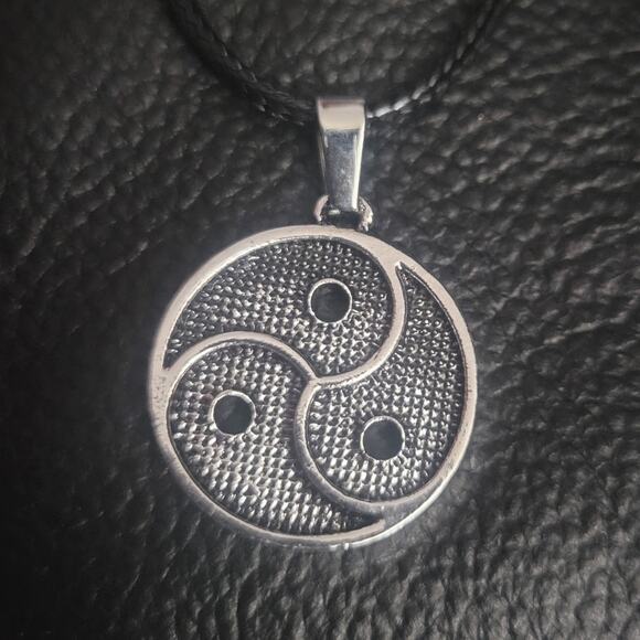 Women's triskelion pendant necklace silver tone bdsm kink lifestyle pendant - Picture 4 of 5